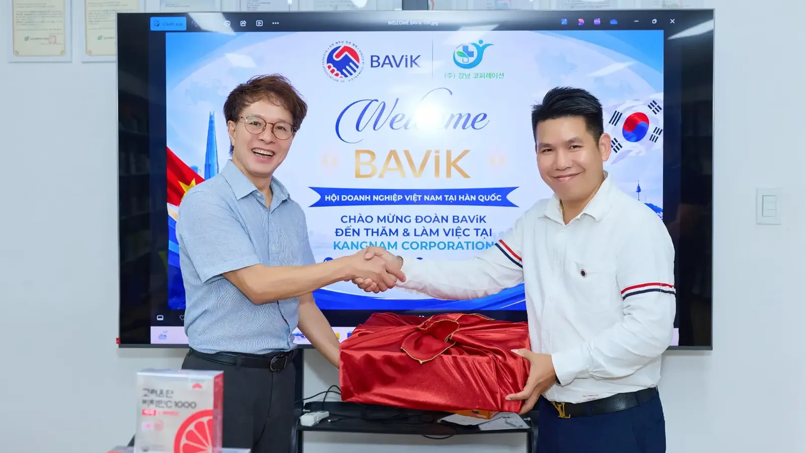 Đại diện BAViK và Kangnam Corporation bắt tay, trao quà sau buổi làm việc tại Incheon
