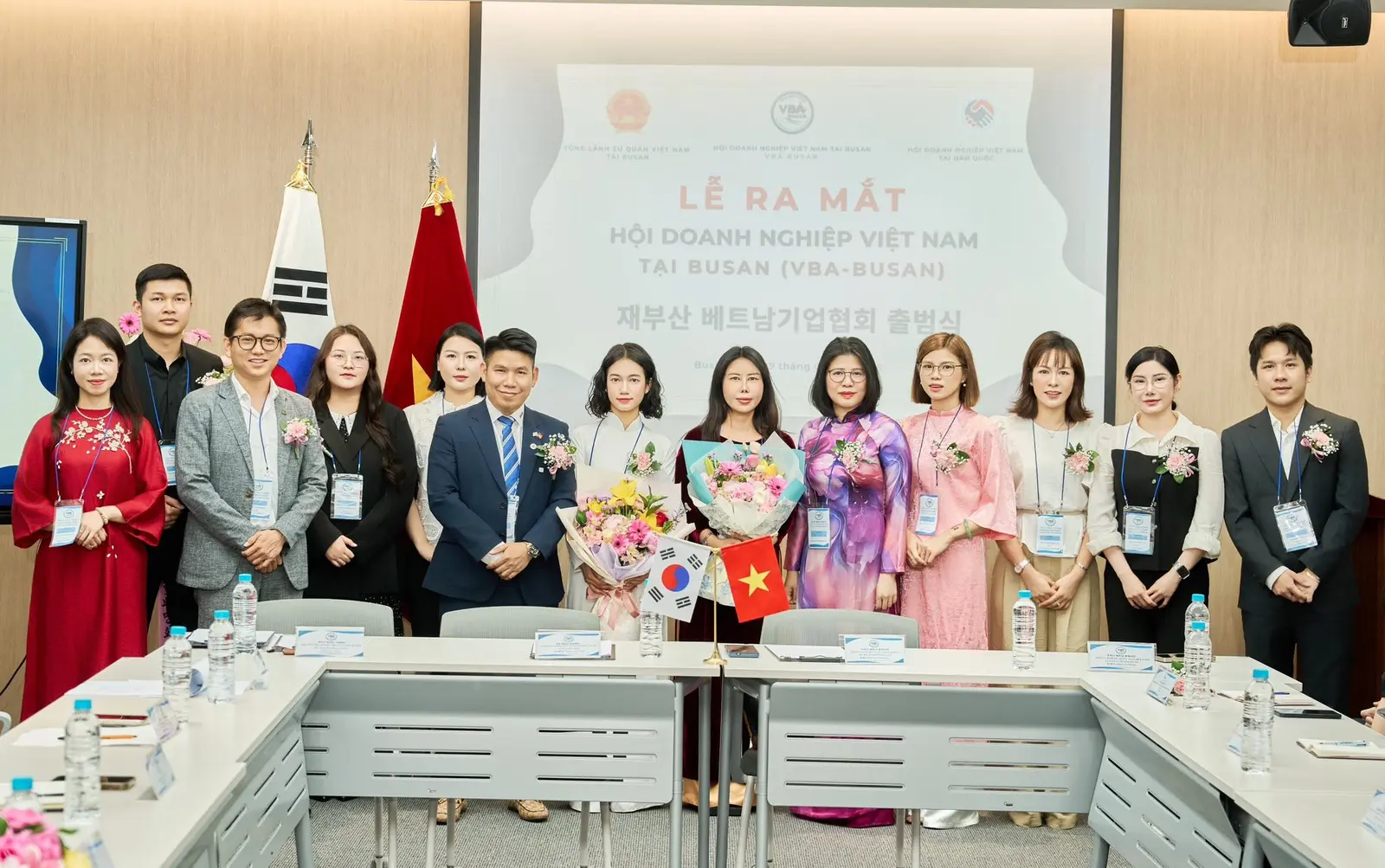 Đại diện doanh nghiệp Việt Nam và Hàn Quốc tại lễ ra mắt VBA Busan