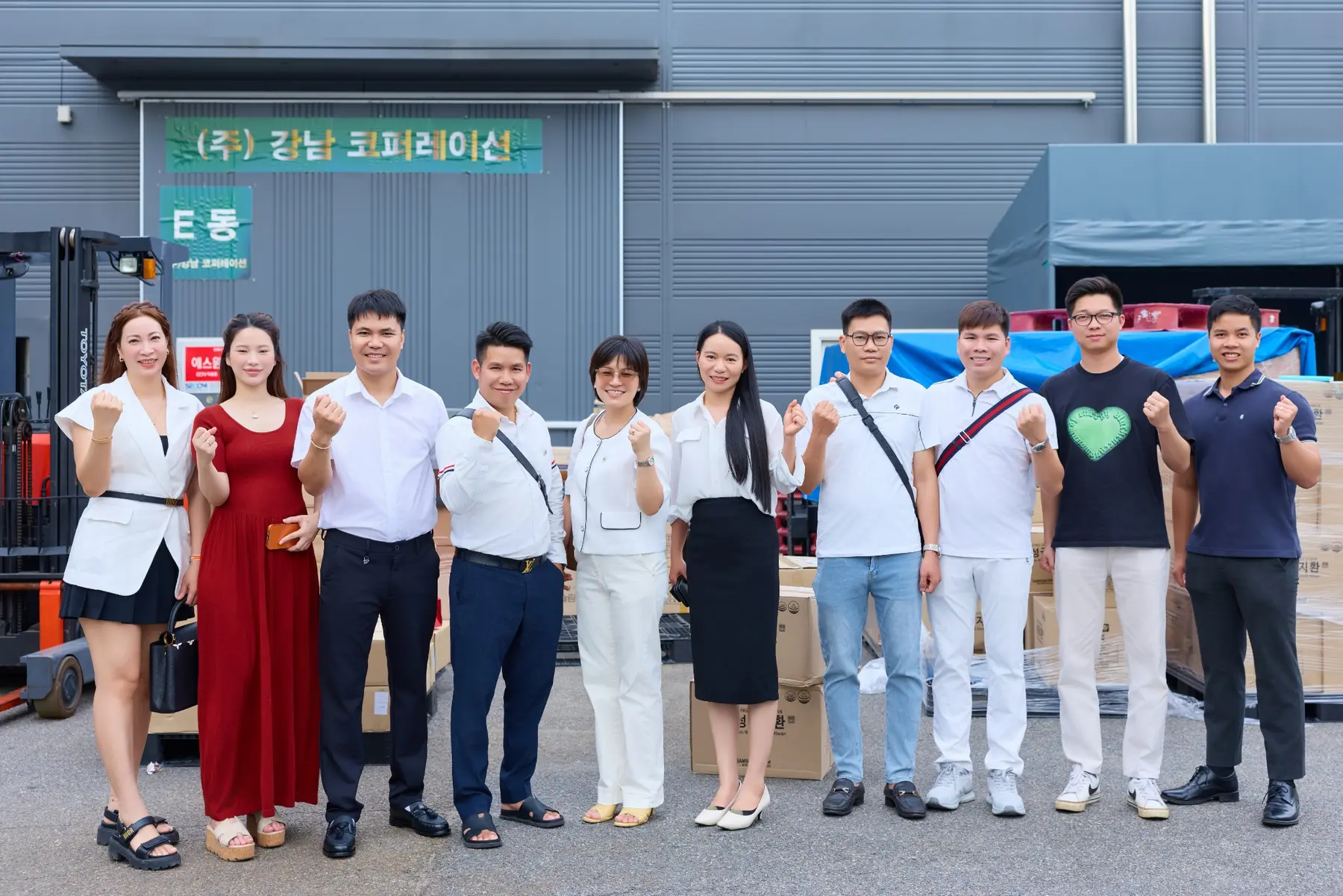 기업 방문을 마치고 강남코퍼레이션과 함께 기념 촬영한 BAViK 방문단