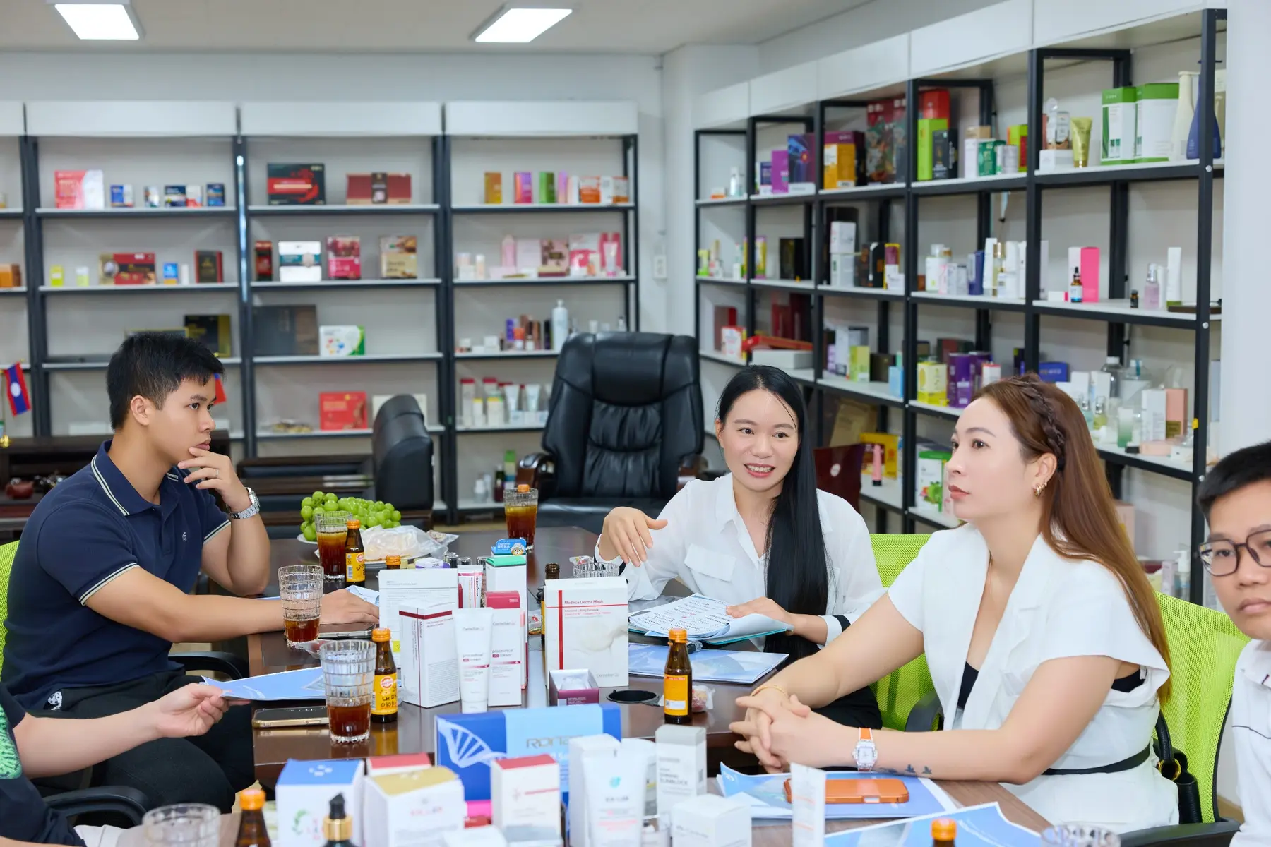 강남코퍼레이션 제품을 살펴보며 의견을 나누는 BAViK 회원사