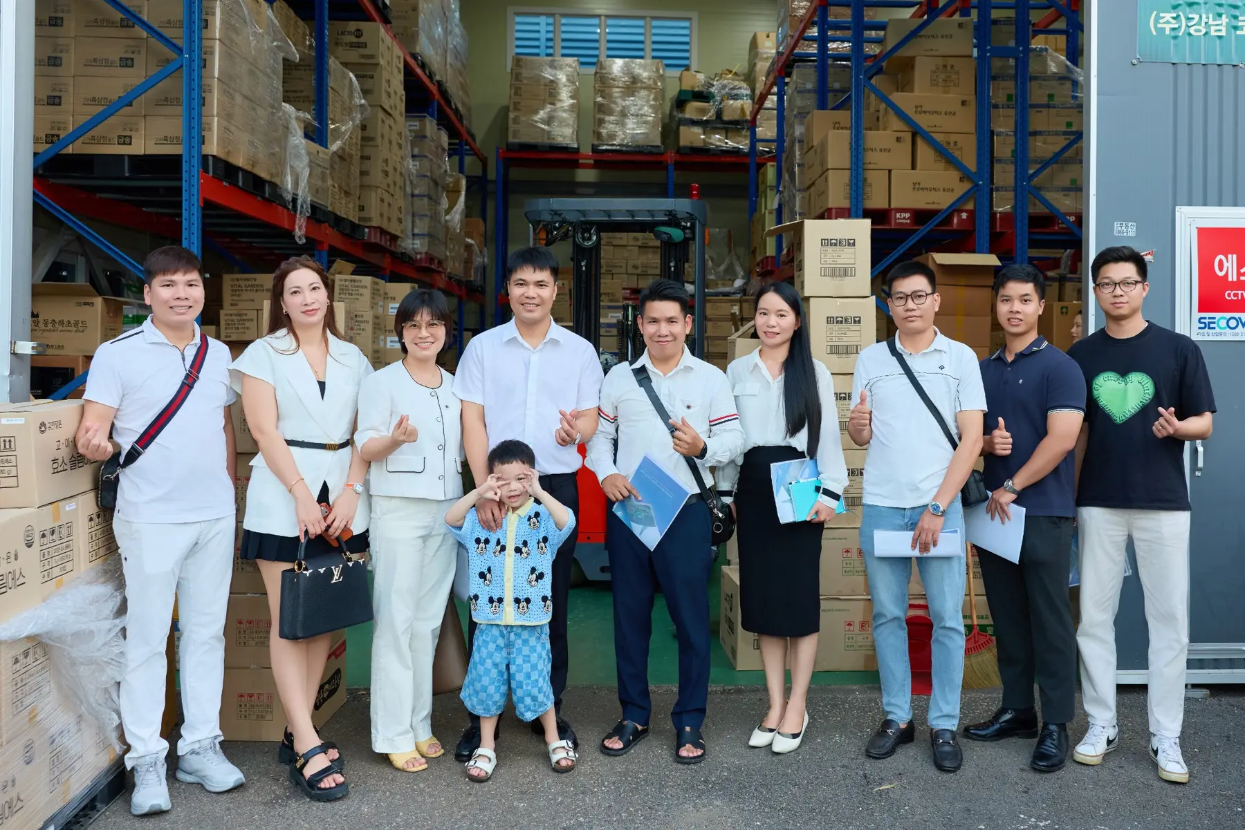 강남코퍼레이션 물류 창고에서 촬영한 BAViK 방문단 기념사진