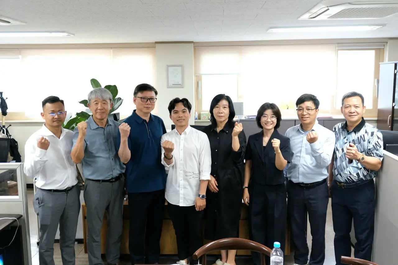 업무 협의 후 기념 촬영한 BAViK 방문단과 이화글로벌 관계자