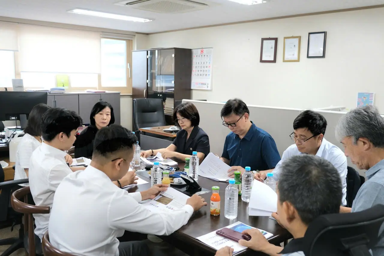 이화글로벌 사무실에서 자료를 검토하고 논의하는 BAViK 방문단