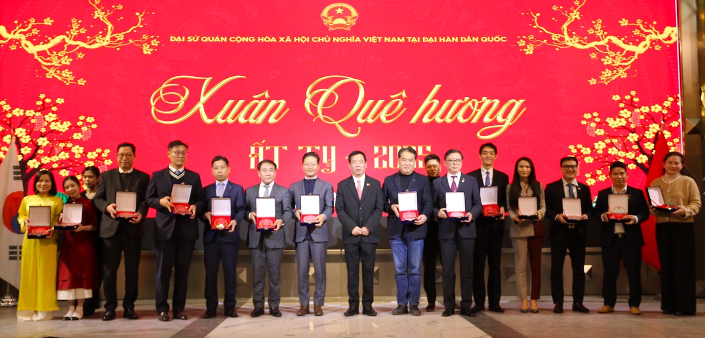 Nhận Kỷ niệm chương cho các nhà tài trợ sự kiện