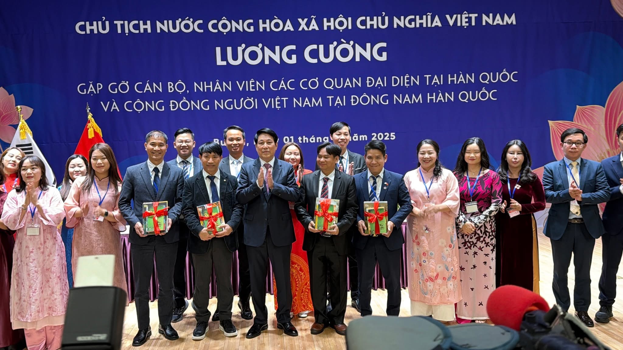 Ảnh minh họa: Hội doanh nghiệp BAViK vinh dự đón đại diện cùng kiều bào tại Hàn đón chủ tịch nước Lương Cường