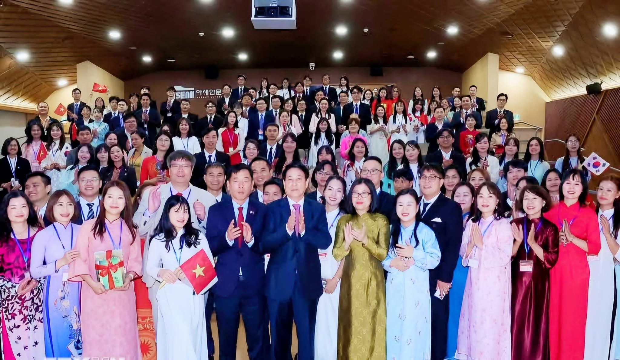 Ảnh minh họa: Hội doanh nghiệp BAViK vinh dự đón đại diện cùng kiều bào tại Hàn đón chủ tịch nước Lương Cường
