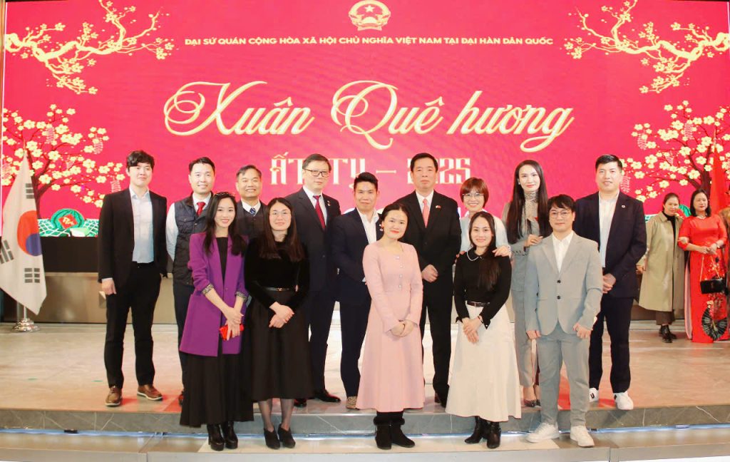 Hội viên BAViK chụp ảnh lưu niệm cùng Đại sứ
